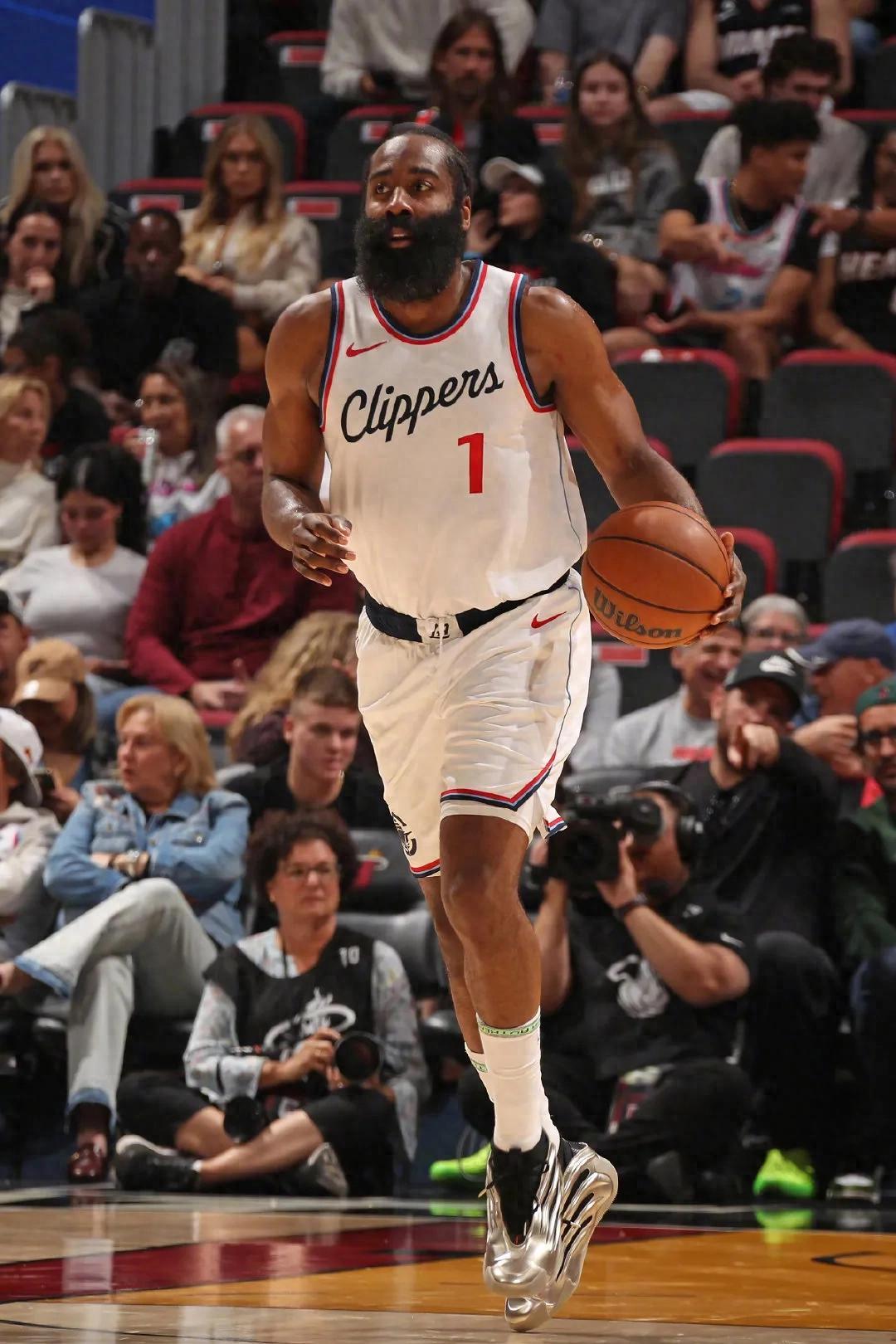 9体育-加时末段尼斯备战NBA总决赛；伤情更新细节曝光；悬念犹存；身体对抗强度拉满的简单介绍-9体育